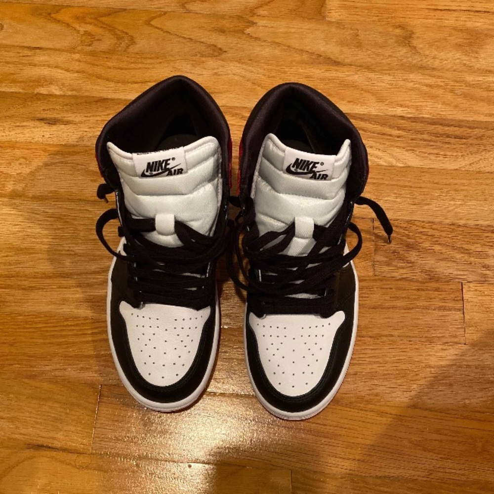 Wmns Air Jordan 1 ‘Satin Black Toe 7y 8.5W